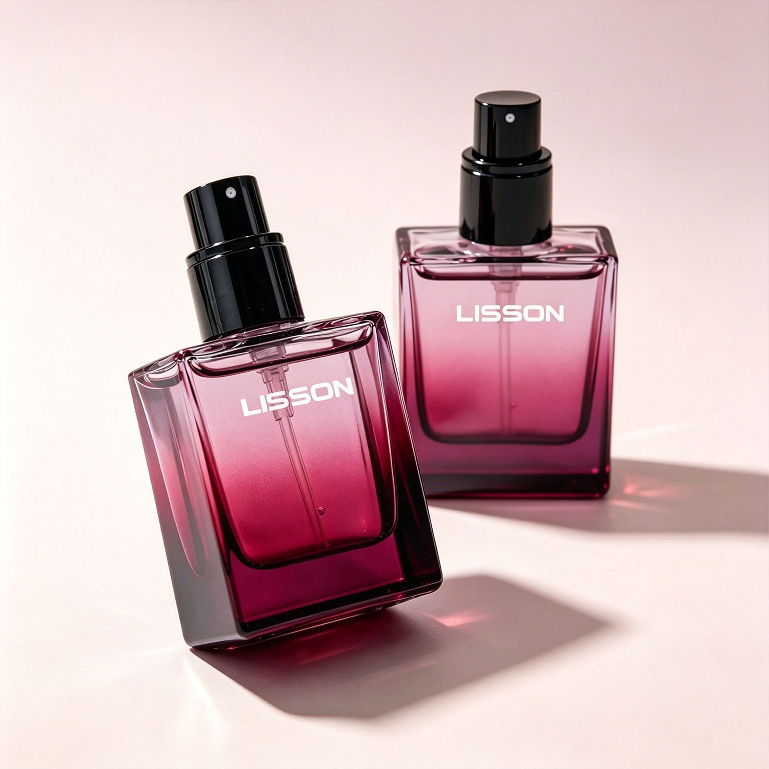Frasco de perfume de luxo em vidro degradê, formato quadrado e plano, com 30ml.